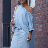 Conjunto feminino Denim com top assimétrico e saia longa