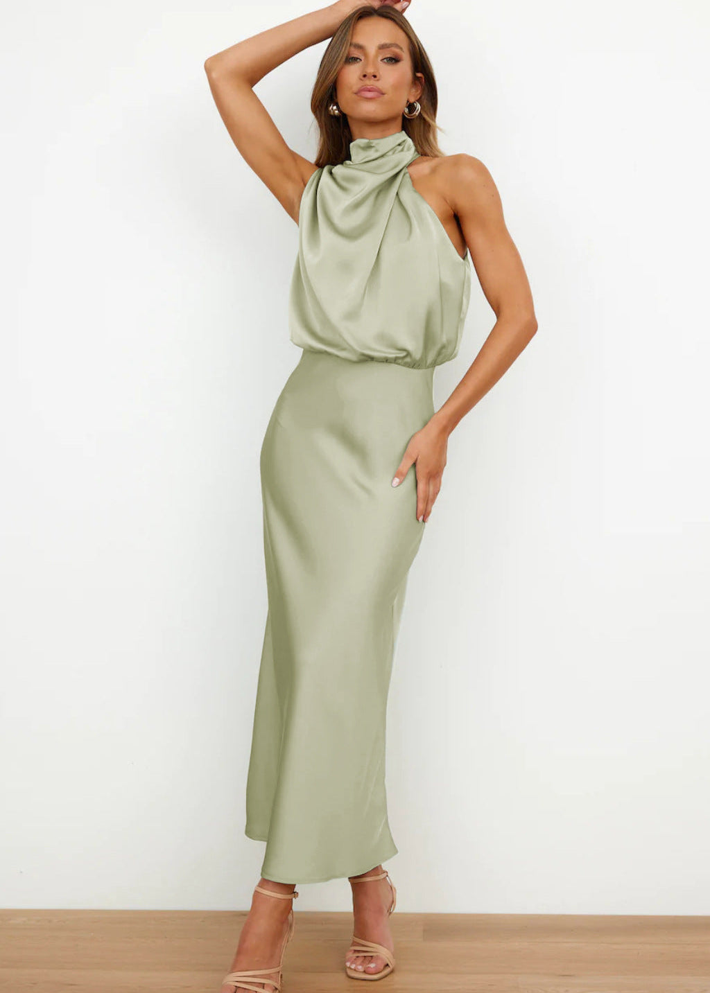 Carla | Vestido longo de cetim com decote halter