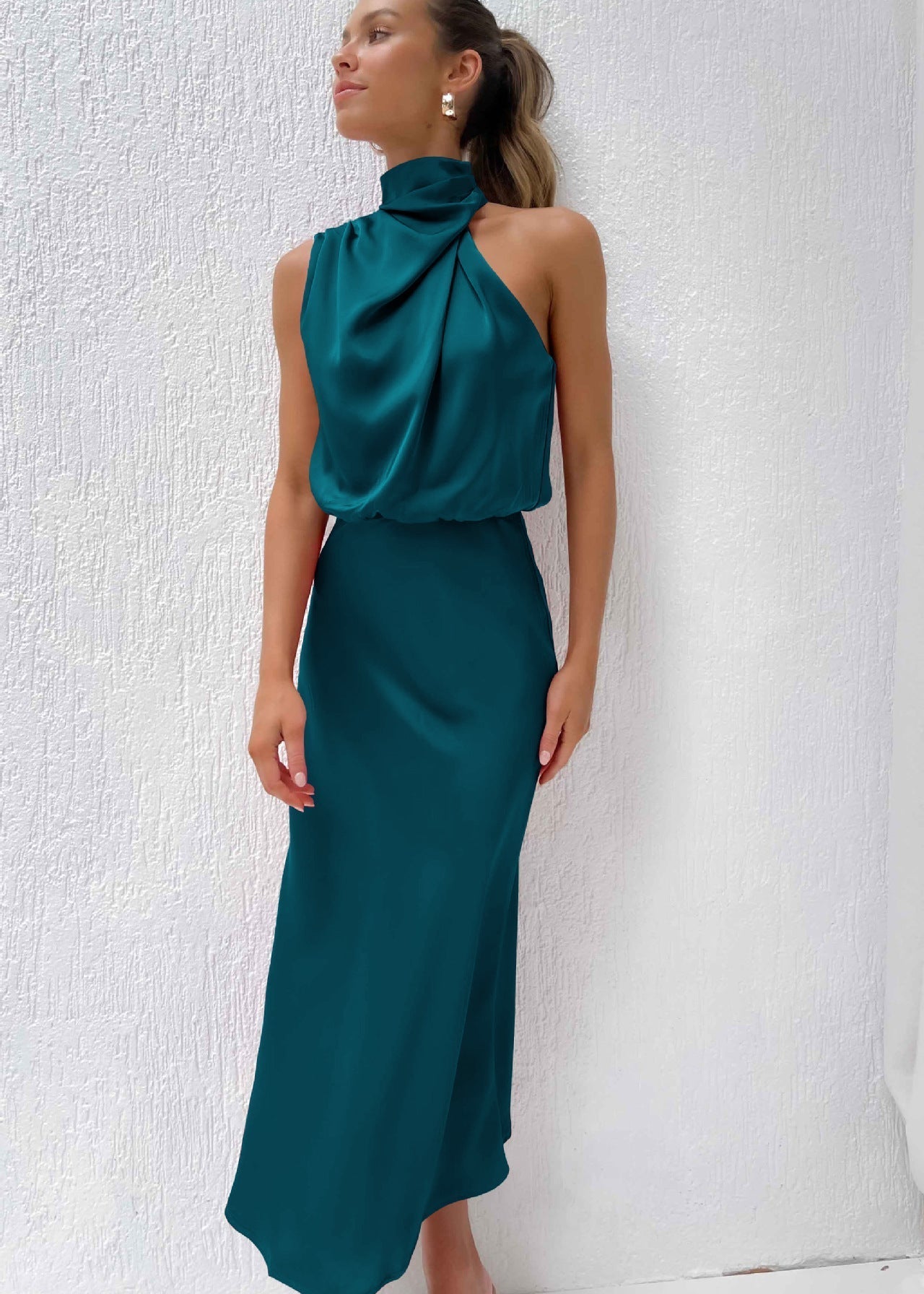 Carla | Vestido longo de cetim com decote halter