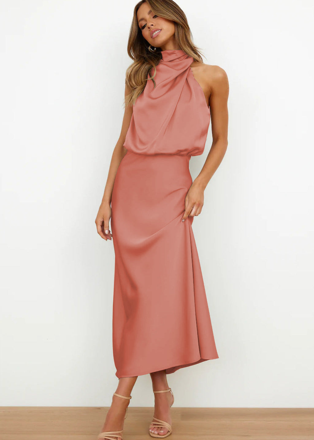 Carla | Vestido longo de cetim com decote halter