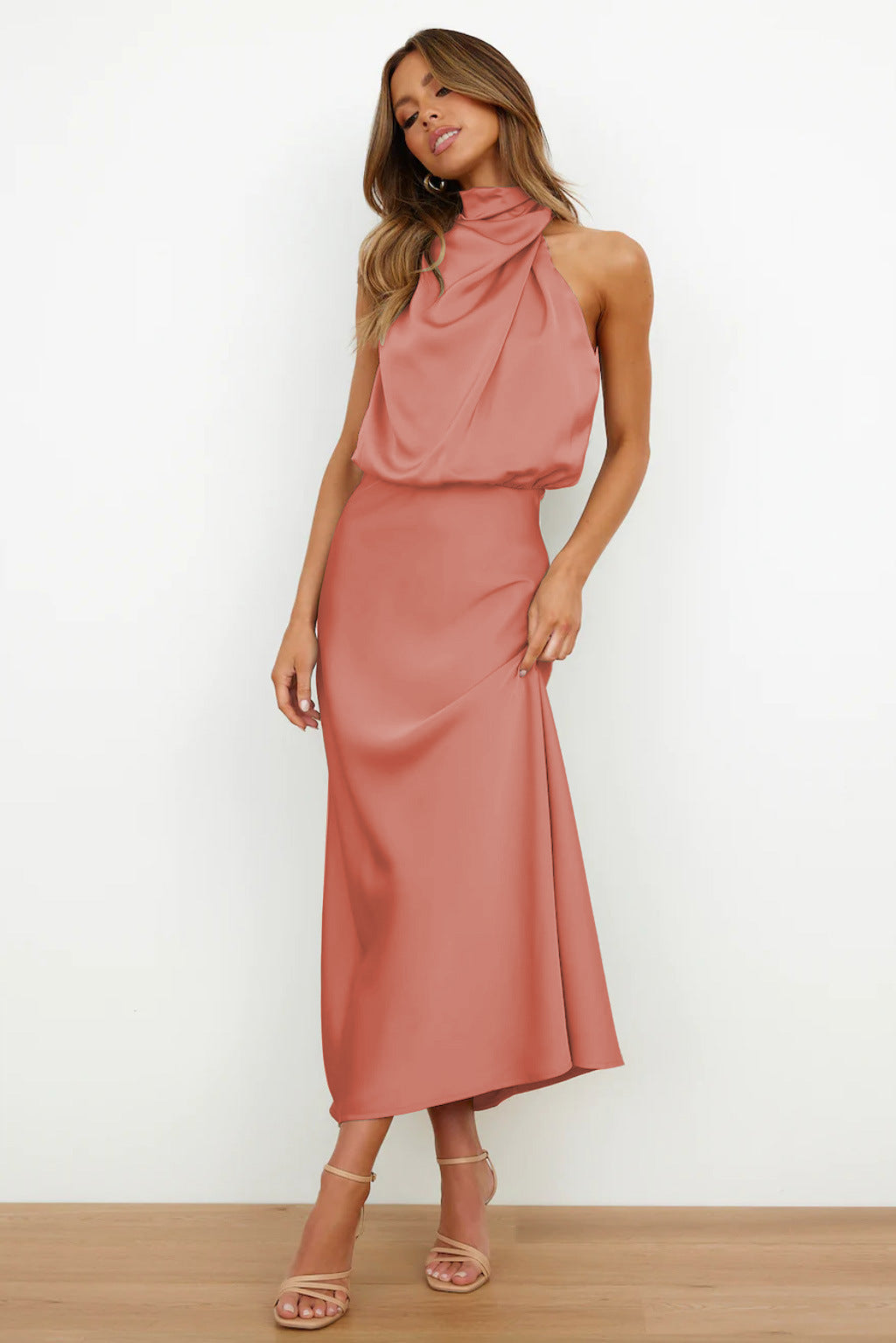 Carla | Vestido largo de satén con escote halter