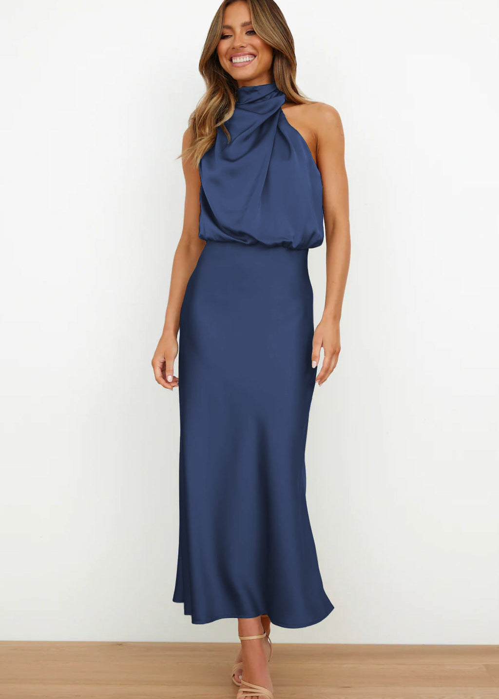 Carla | Vestido longo de cetim com decote halter