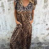 Carla - Macacão Estampado de Leopardo e Bolsos Frontais