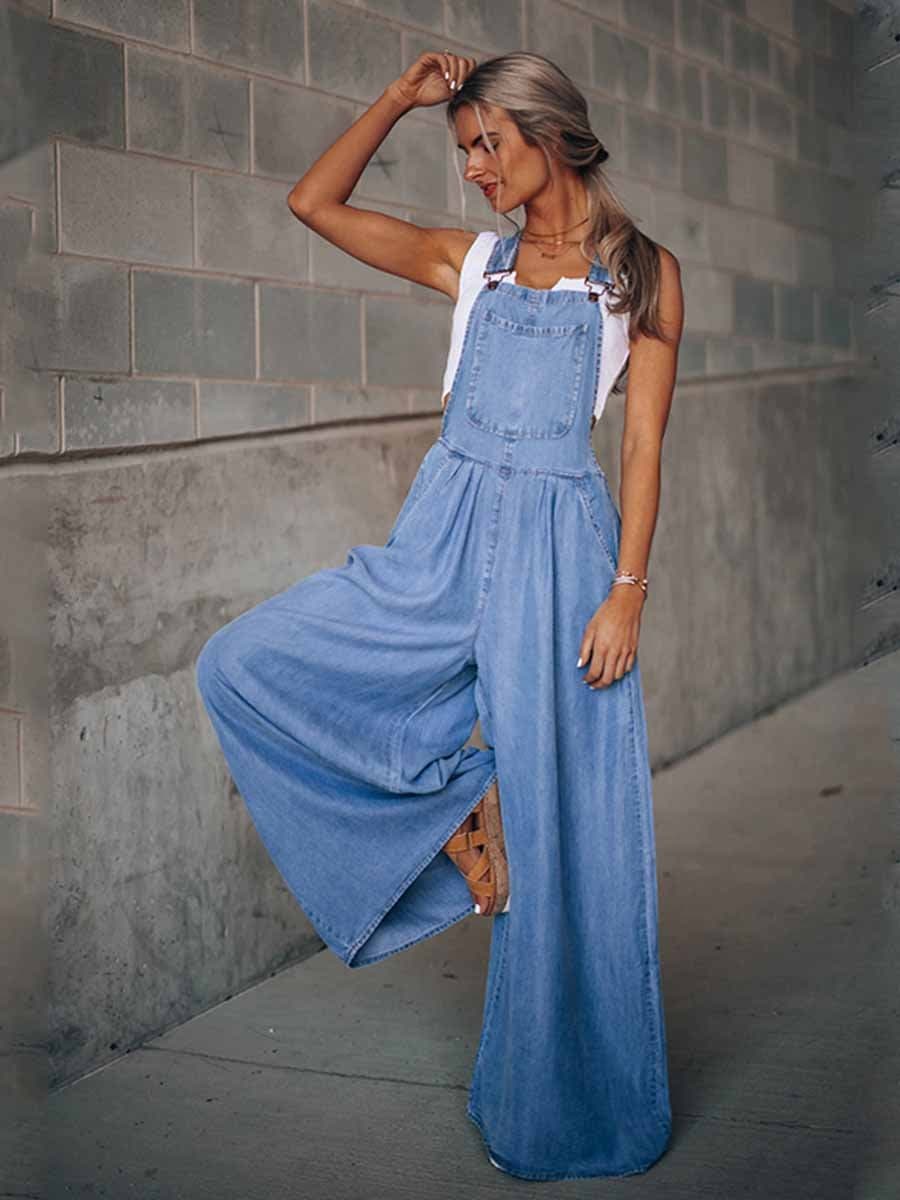 Macacão Jeans com Bolsos Soltos