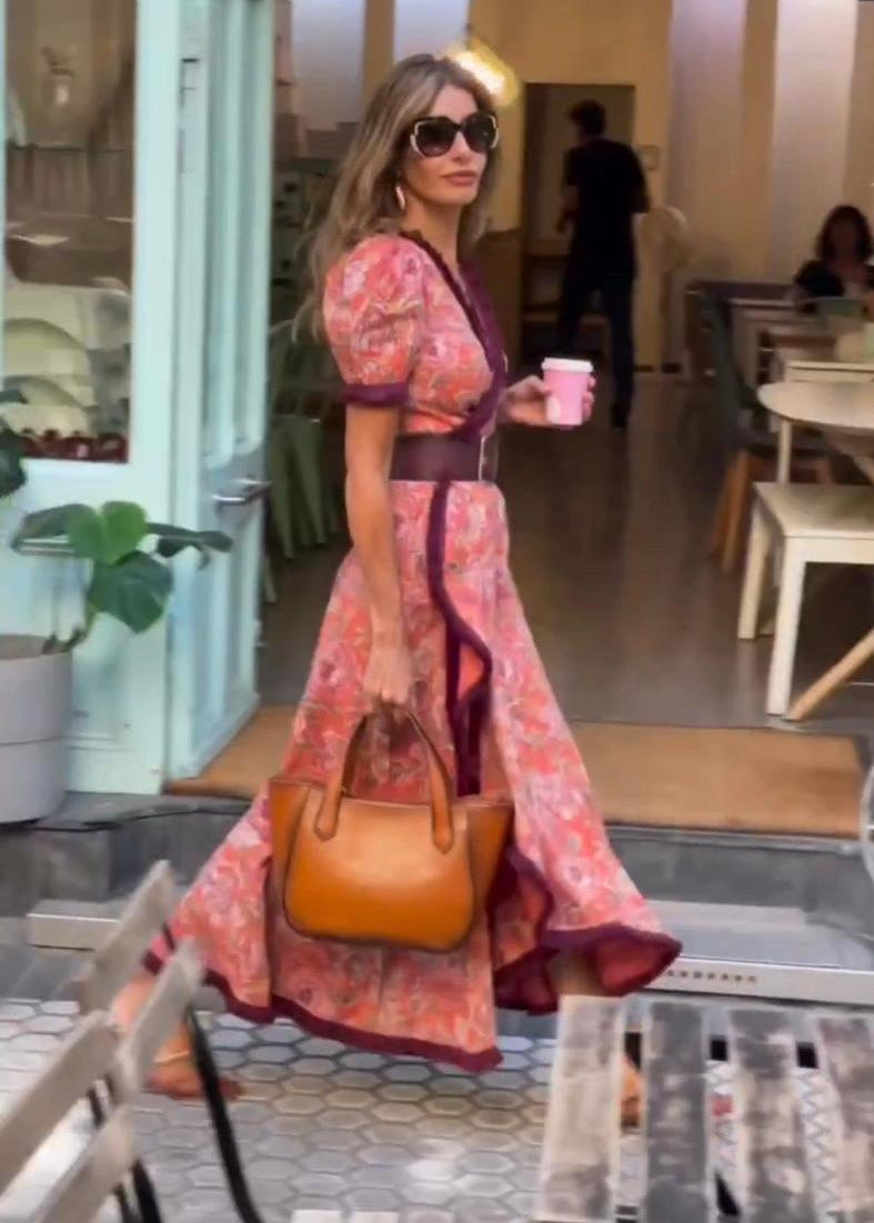 Mara - Vestido elegante com mangas bufantes e saia assimétrica