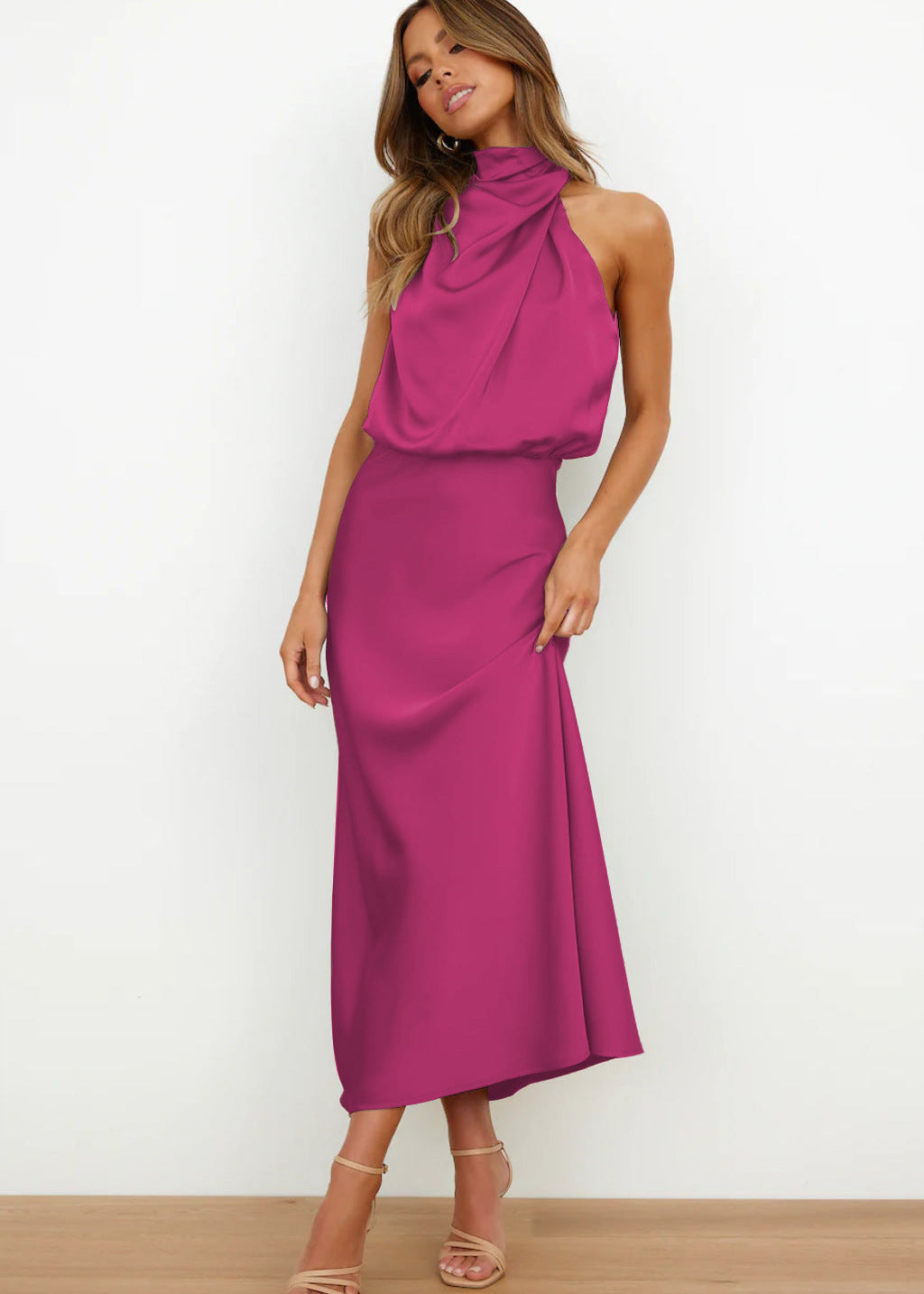 Carla | Vestido longo de cetim com decote halter