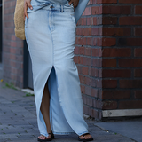 Conjunto feminino Denim com top assimétrico e saia longa
