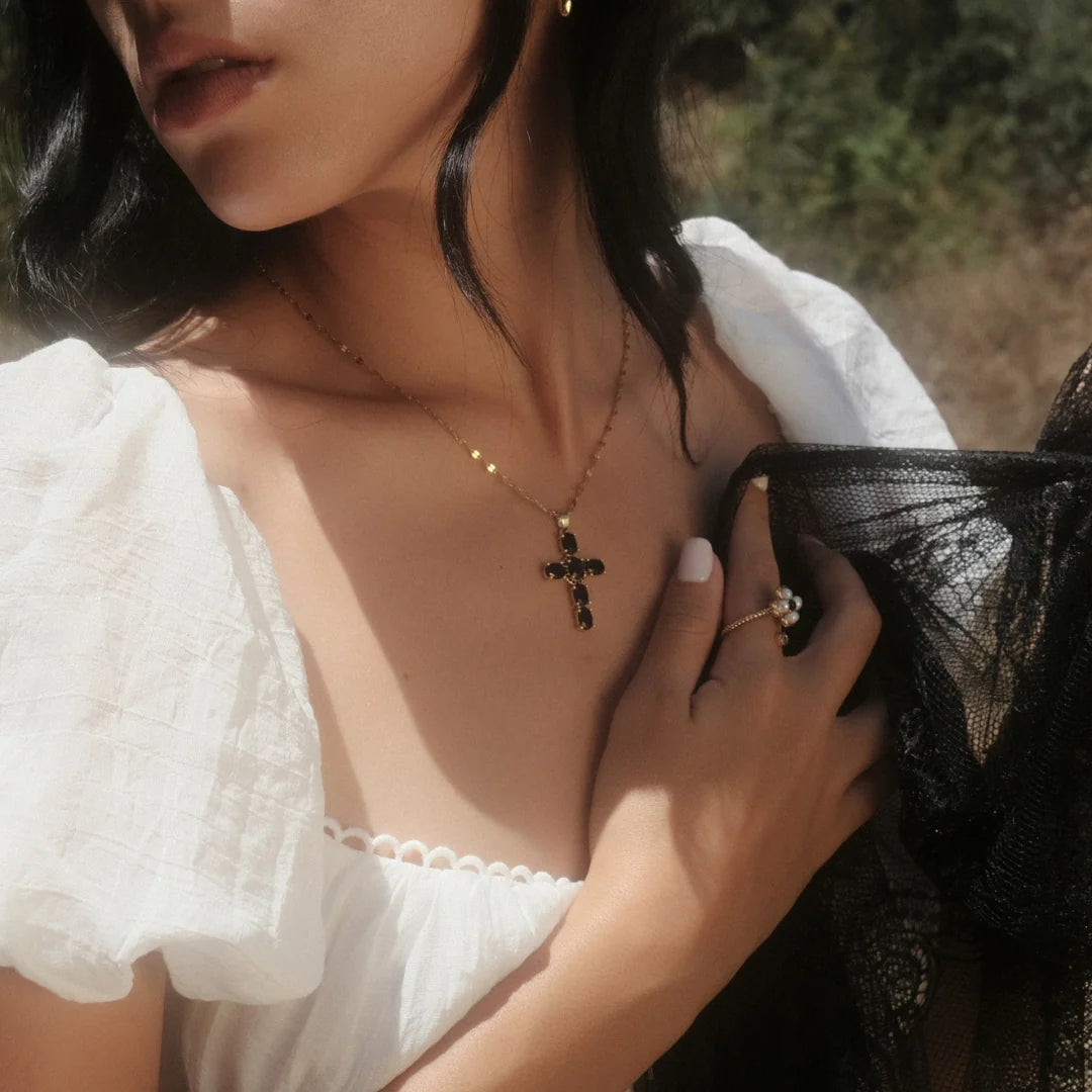 Cruz Noir - Colar em Ouro 18 quilates com uma cruz em cristal negro