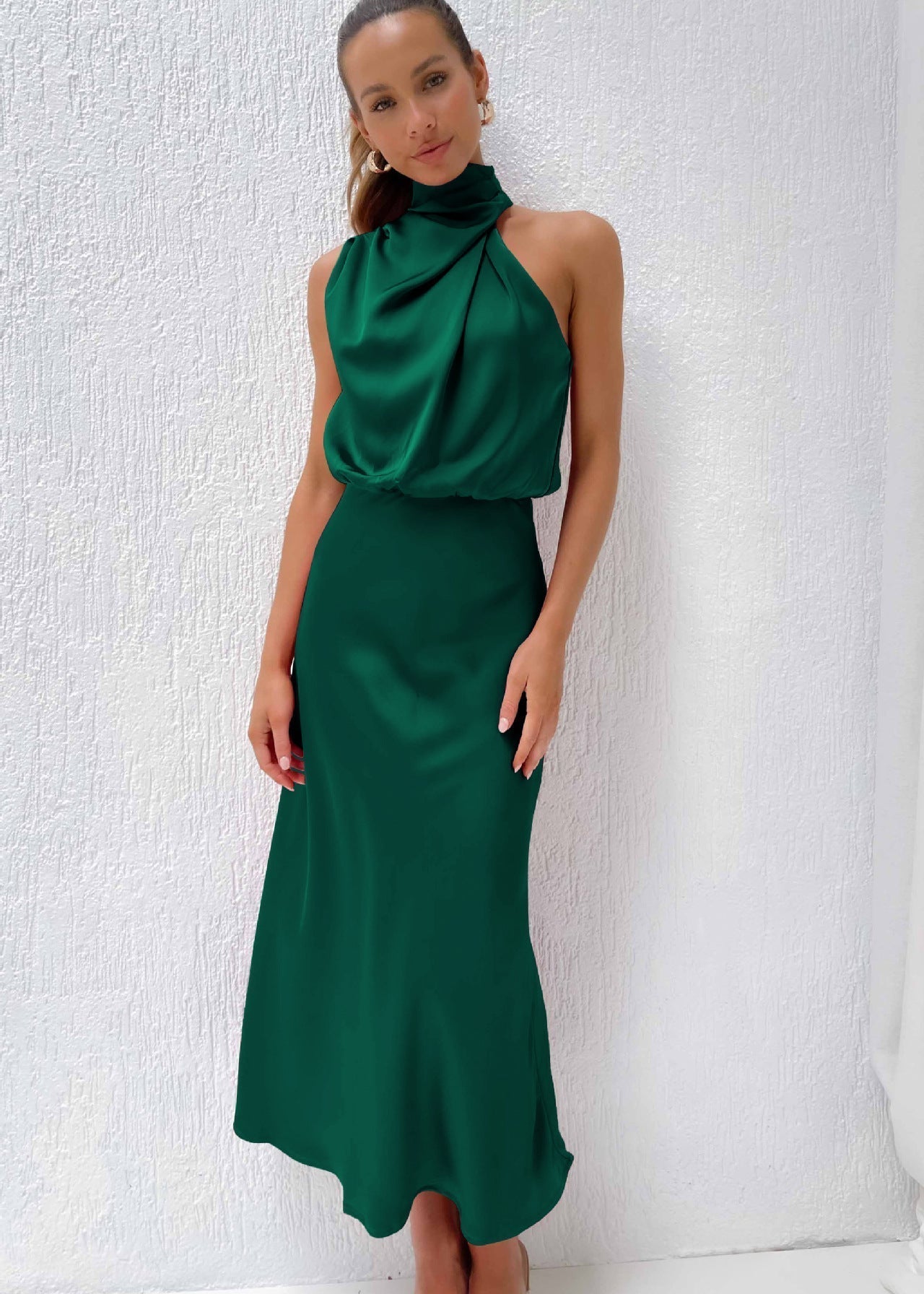 Carla | Vestido longo de cetim com decote halter