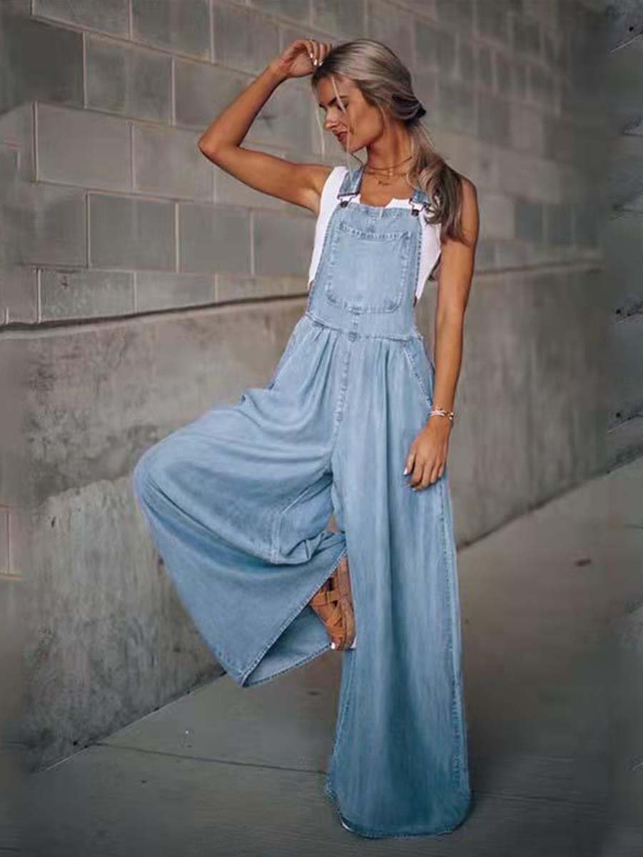 Macacão Jeans com Bolsos Soltos