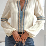 Blusa boho Helena com mangas largas e detalhes bordados