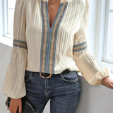 Blusa boho Helena com mangas largas e detalhes bordados