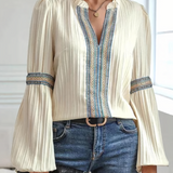 Blusa boho Helena com mangas largas e detalhes bordados