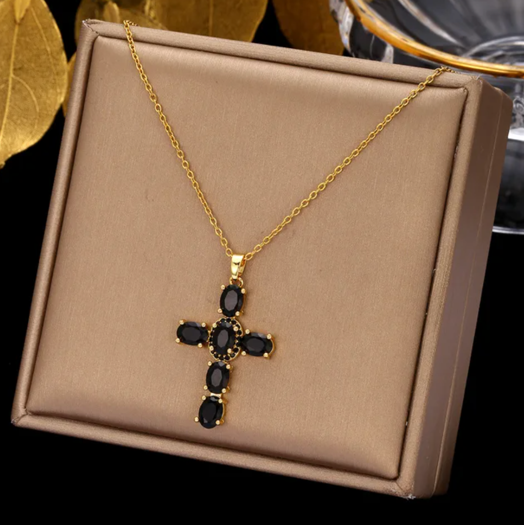 Cruz Noir - Colar em Ouro 18 quilates com uma cruz em cristal negro