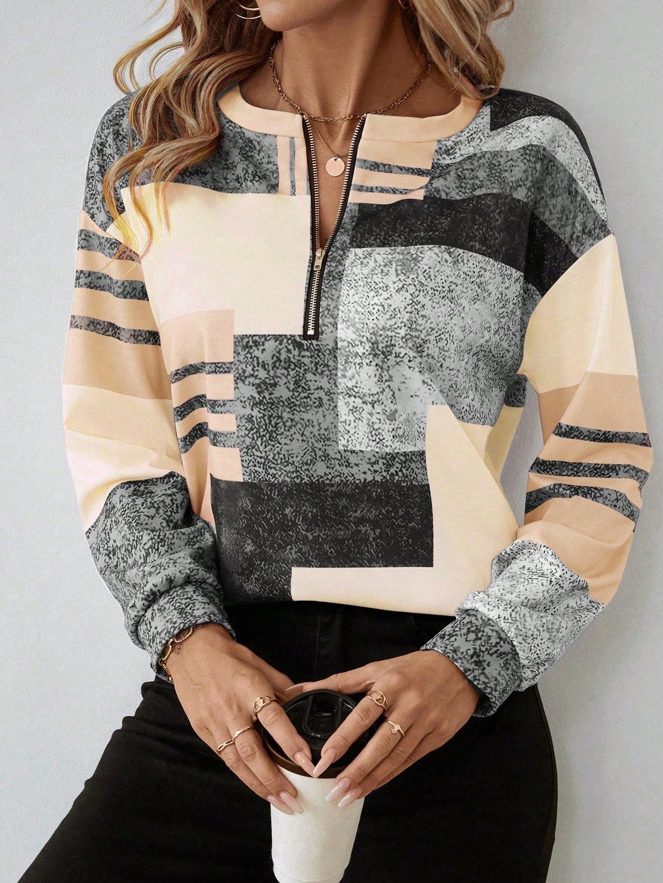 Camisola geométrica Kendra com fecho elegante