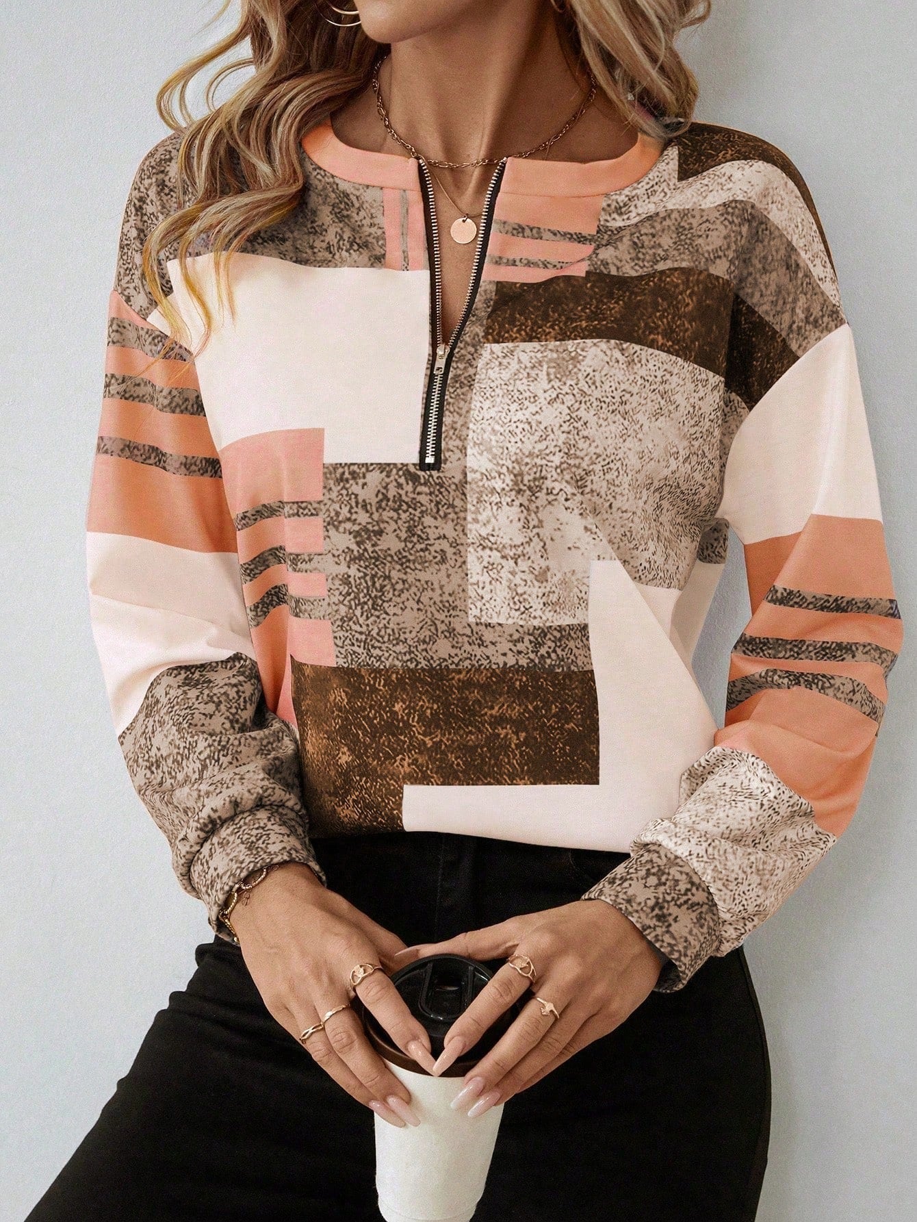 Camisola geométrica Kendra com fecho elegante