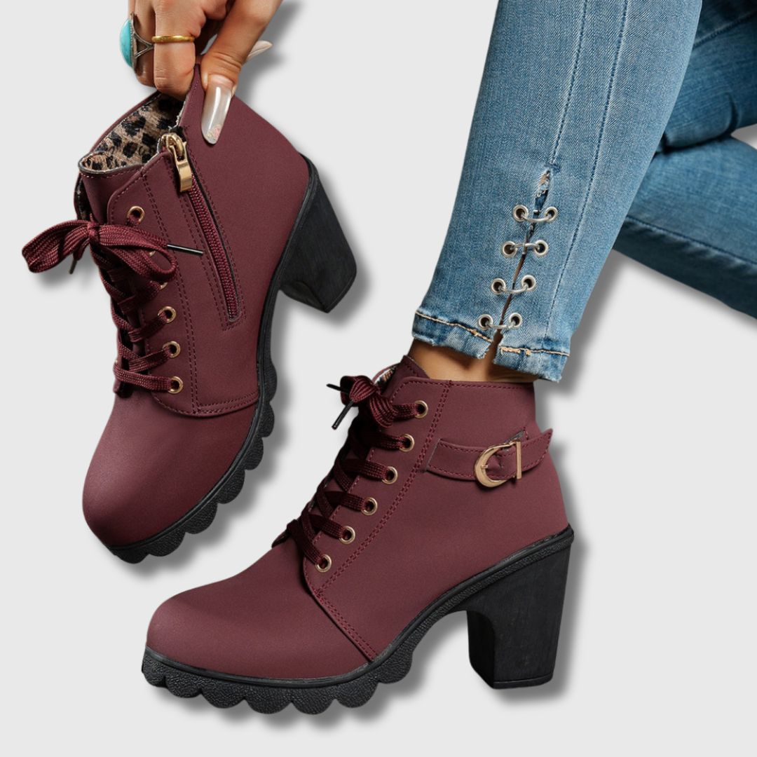 Botas Claire com Salto Médio e Detalhe Dourado