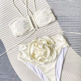 Lore™ - Bikini com Decote e Detalhe Floral