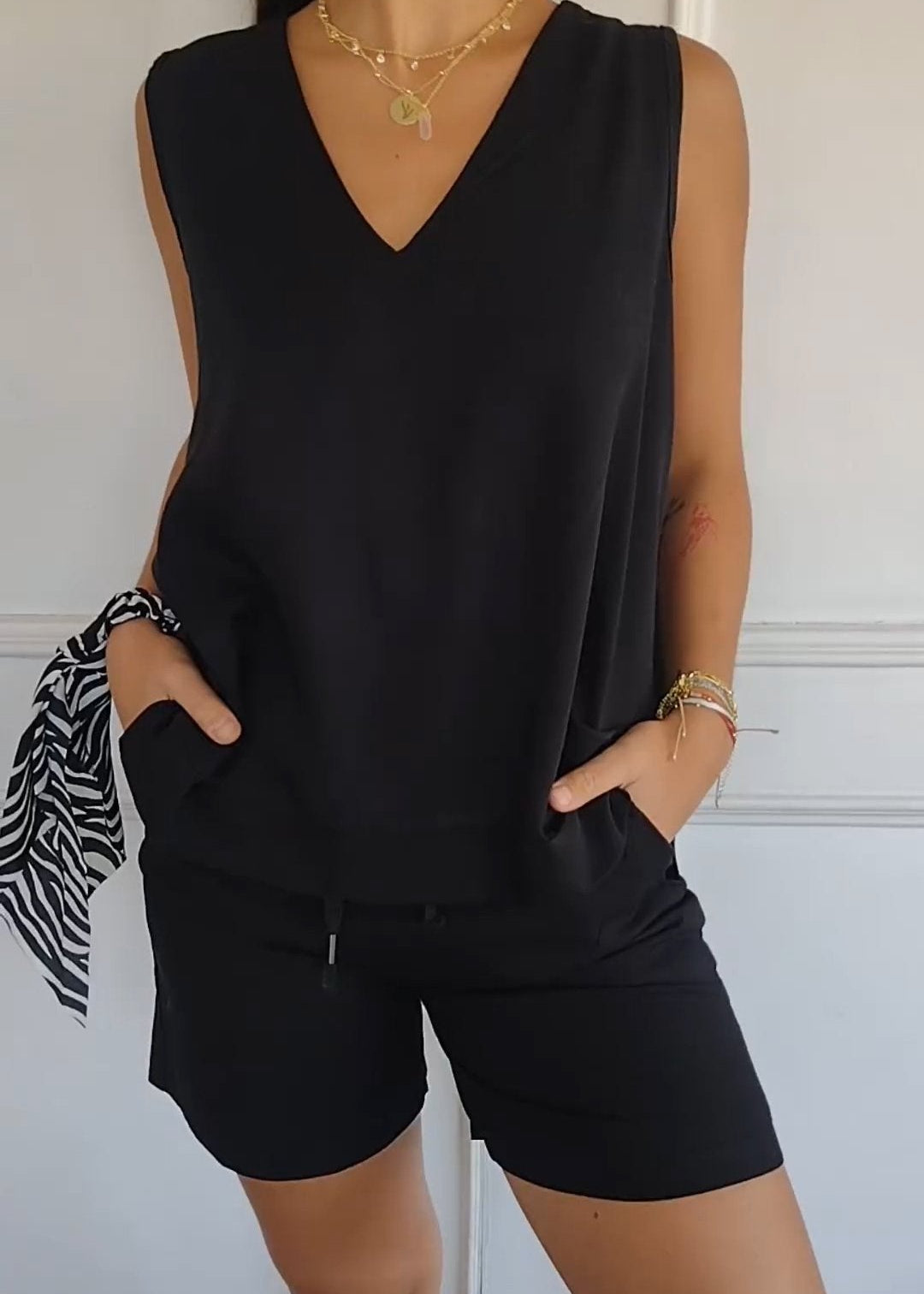 Nellie | Top elegante sem mangas com decote em V