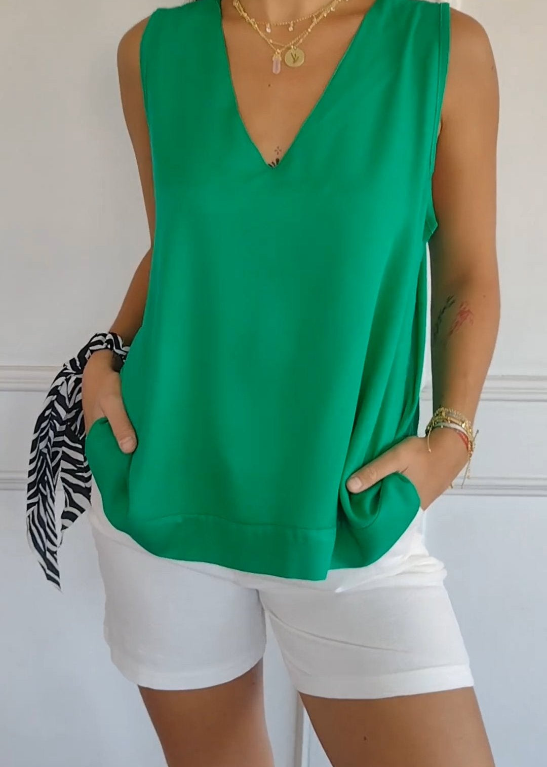 Nellie | Top elegante sem mangas com decote em V